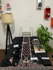 Lawn here Eid collection 
3pc suit
Brand name: Labees