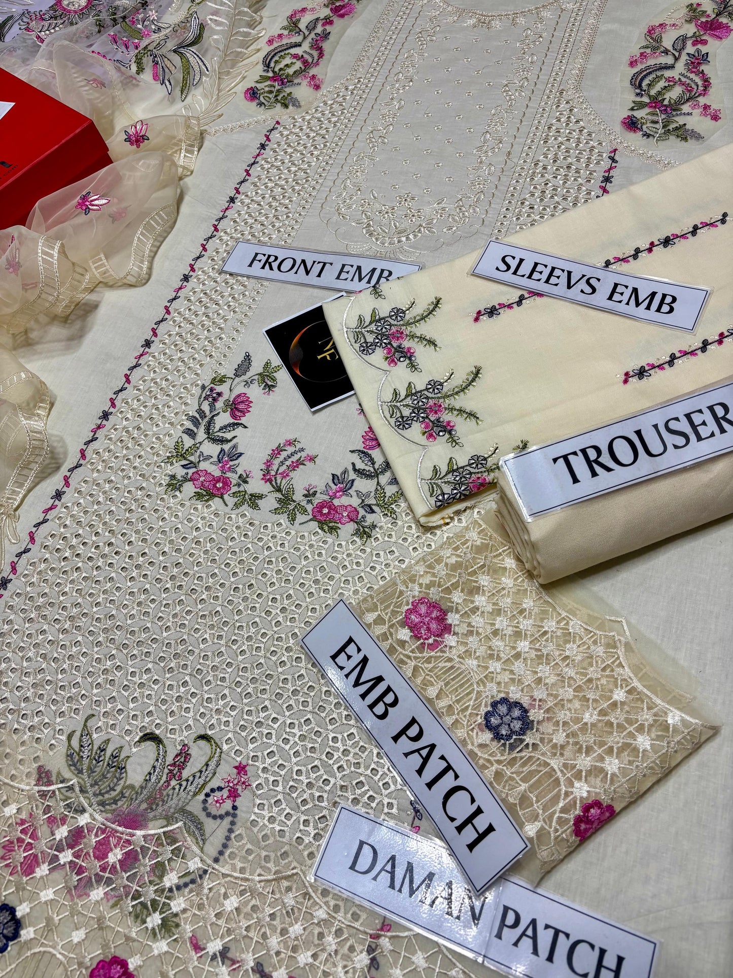 *بِسْمِ ٱللَّٰهِ ٱلرَّحْمَٰنِ ٱلرَّحِيمِ*

Eid collection Alhamdulillah 😇
*BRAND NAME* JAZMIN wear by Hania Amir with Box