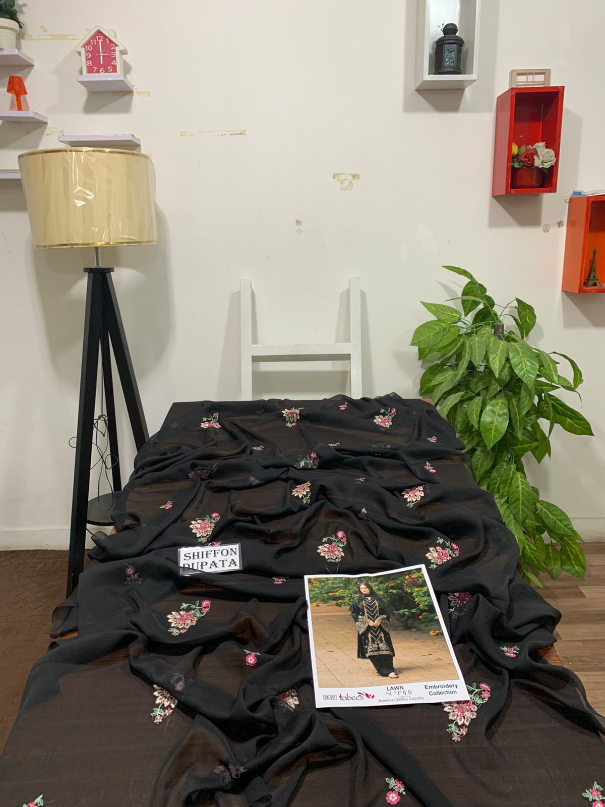 Lawn here Eid collection 
3pc suit
Brand name: Labees