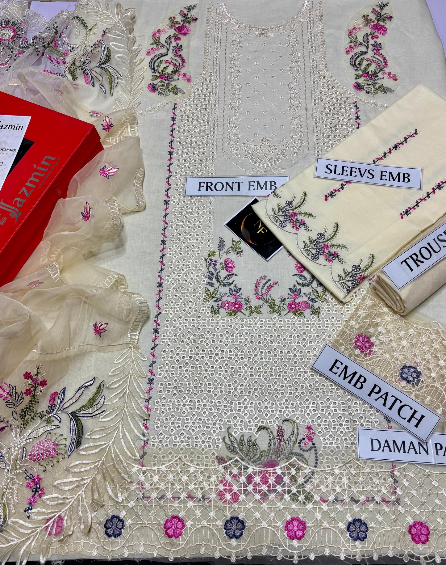 *بِسْمِ ٱللَّٰهِ ٱلرَّحْمَٰنِ ٱلرَّحِيمِ*

Eid collection Alhamdulillah 😇
*BRAND NAME* JAZMIN wear by Hania Amir with Box