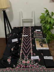 Lawn here Eid collection 
3pc suit
Brand name: Labees