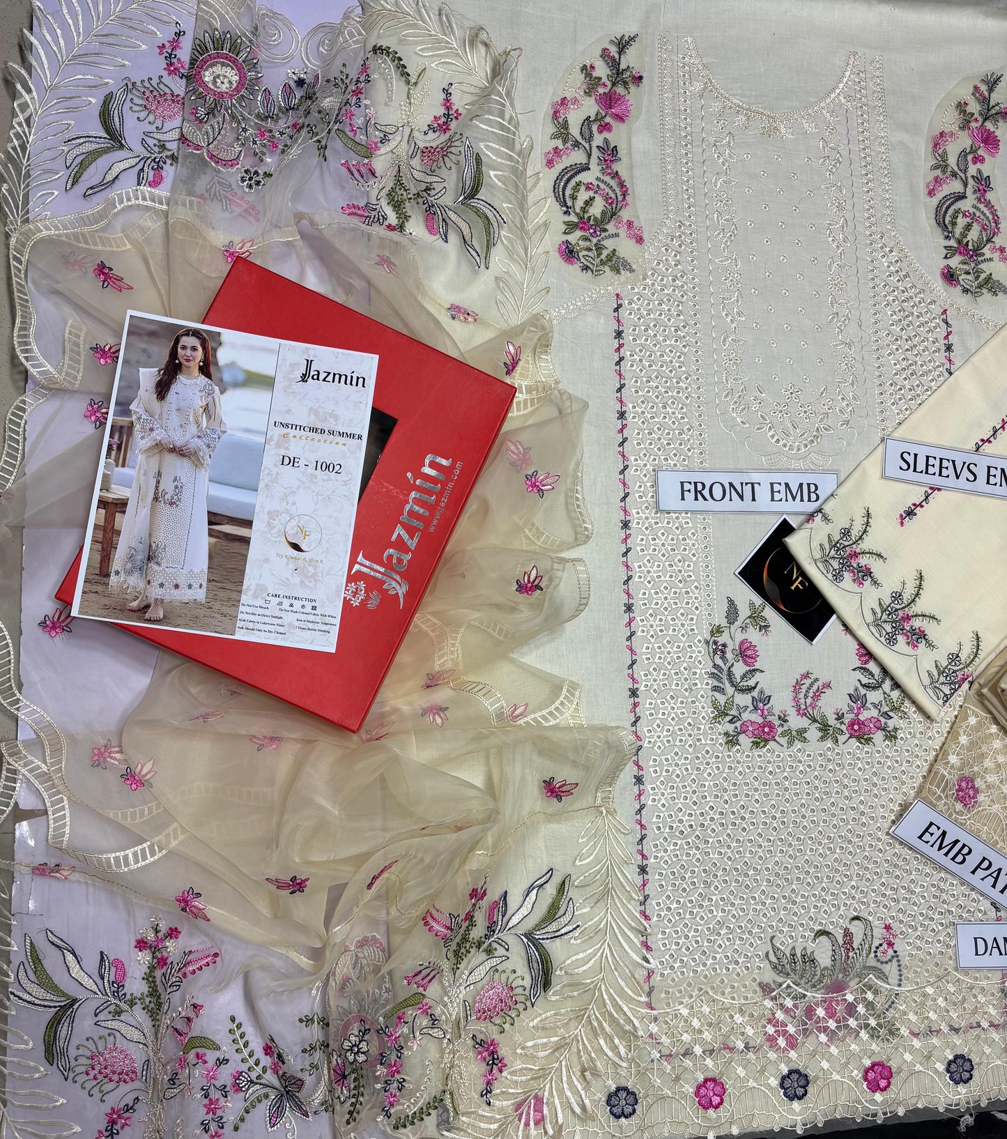 *بِسْمِ ٱللَّٰهِ ٱلرَّحْمَٰنِ ٱلرَّحِيمِ*

Eid collection Alhamdulillah 😇
*BRAND NAME* JAZMIN wear by Hania Amir with Box